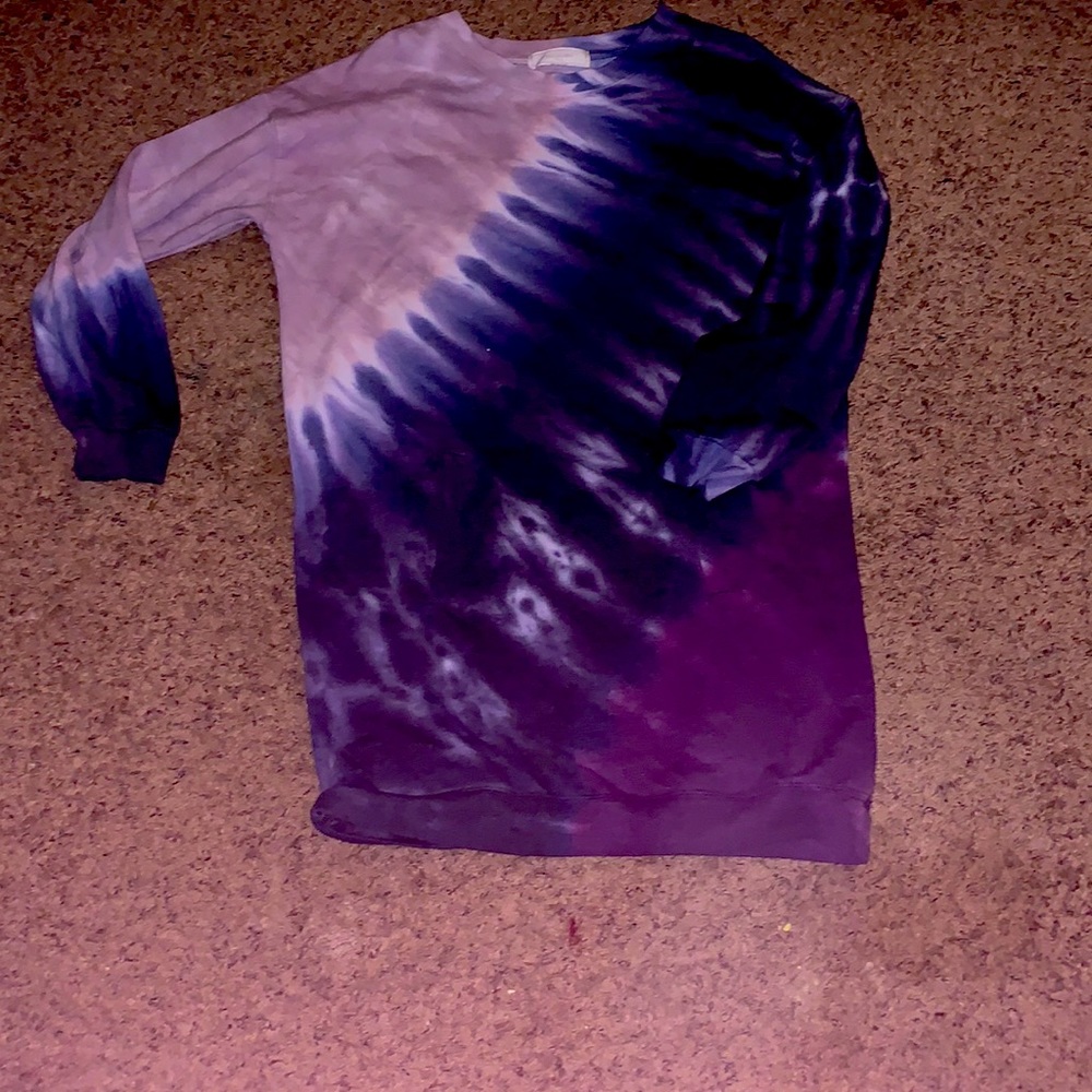Like new never worn tye dye sweatshirt with a pocket on front